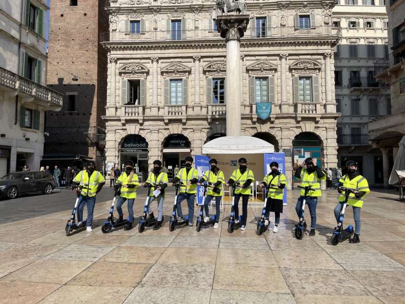 Water Ambassador in centro storico a Verona per Acque Veronesi