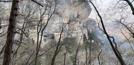 Santuario della Madonna della Corona, Spiazzi