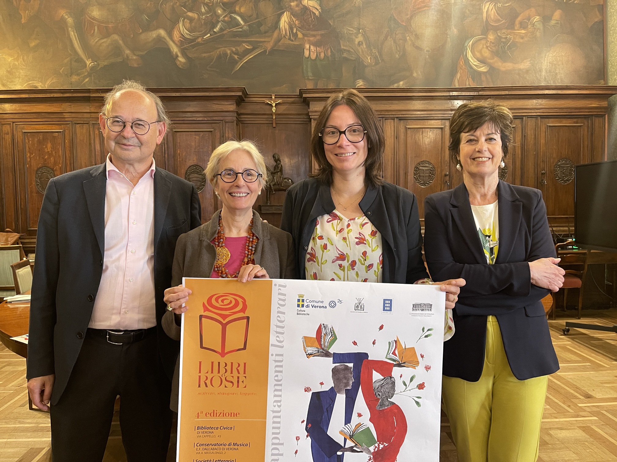 Foto di gruppo 'Libri e rose' con Daniela Brunelli, Elisa La Paglia, Antonella Ronzan e Andrea Kerbaker