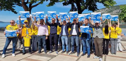 Il gruppo in Piazza a Garda