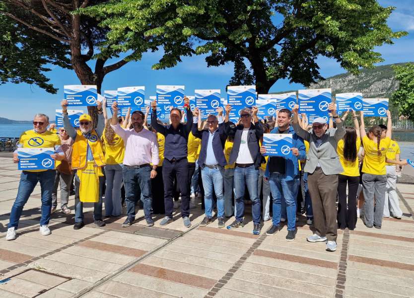 Il gruppo in Piazza a Garda