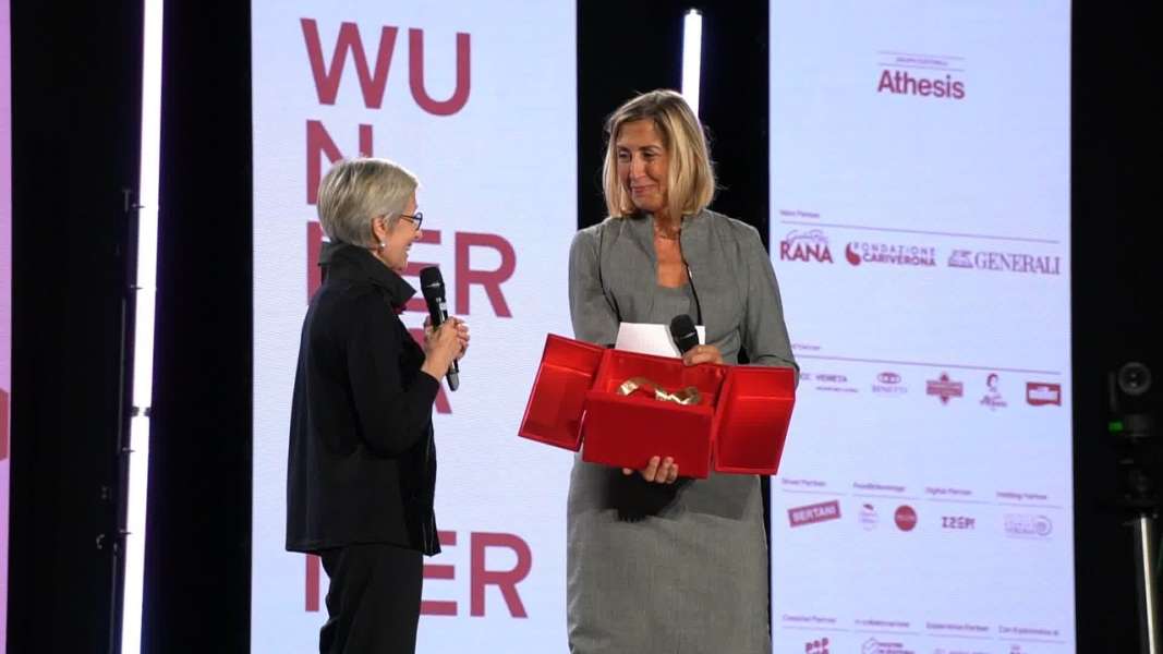 Brunelli riceve il premio Matilde Vicenzi dalla presidente del Gruppo