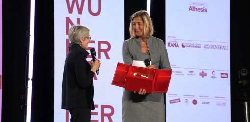 Brunelli riceve il premio Matilde Vicenzi dalla presidente del Gruppo