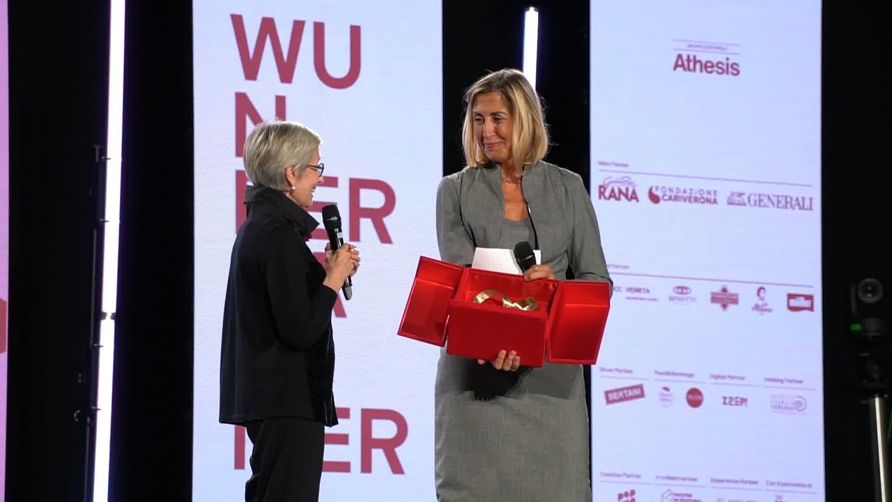 Brunelli riceve il premio Matilde Vicenzi dalla presidente del Gruppo